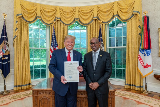الرئيس الأمريكي يتسلم أوراق اعتماد سفير الصومال لدى واشنطن