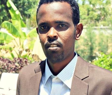 محكمة محافظة بنادر تمدد في احتجاز الصحفي عبد العزيز أحمد غوربيه
