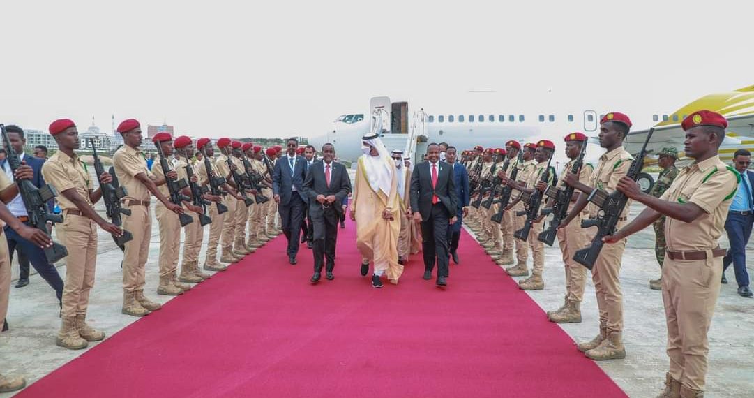 وزير الدولة للشؤون الخارجية الإماراتي يشارك مراسيم تنصيب الرئيس الصومالي