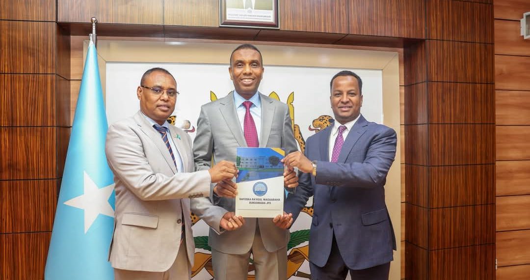 رئيس الوزراء الصومالي السيد حمزة بري، يُشرف على مراسم استلام منصب نائب رئيس الوزراء الثاني