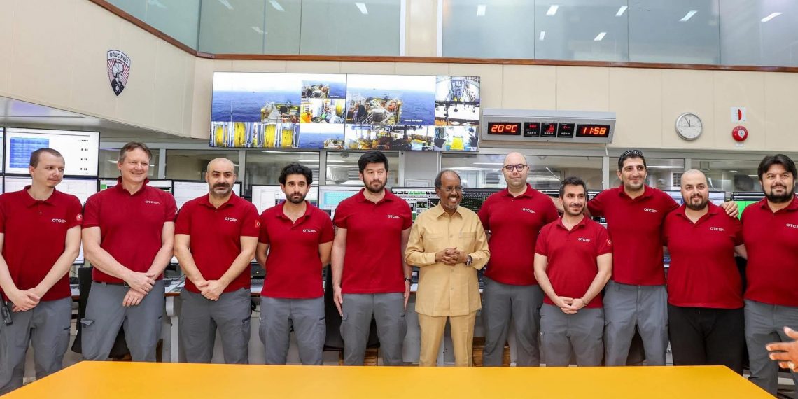 الرئيس الصومالي يتفقد سفينة “أوروتش رئيس” التركية بعد استكمال مهمة استكشاف النفط في السواحل الصومالية