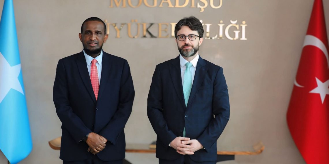 لقاء سياسي رفيع المستوى بين المرشح الرئاسي عسبلي والسفير التركي في مقديشو