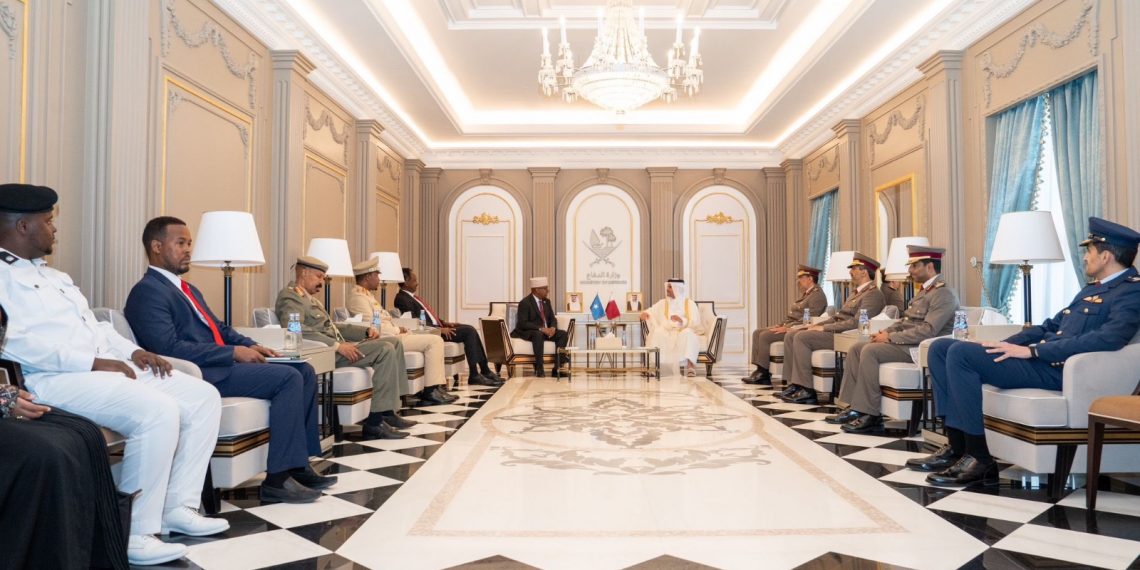 وزير الدفاع الصومالي يلتقي مع نائب رئيس مجلس الوزراء ووزير الدولة لشؤون الدفاع القطري في الدوحة