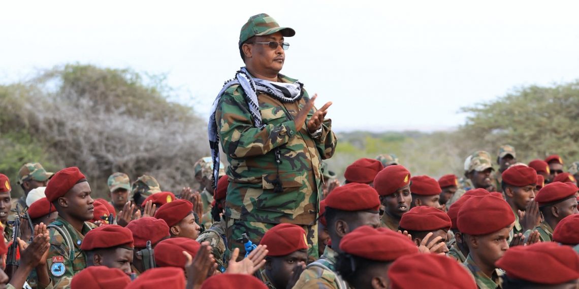 محافظ إقليم بنادر بنادر يتفقد معسكر القوات في قريلوو ويؤكد الدعم الكامل للجيش في معركته ضد الإرهاب