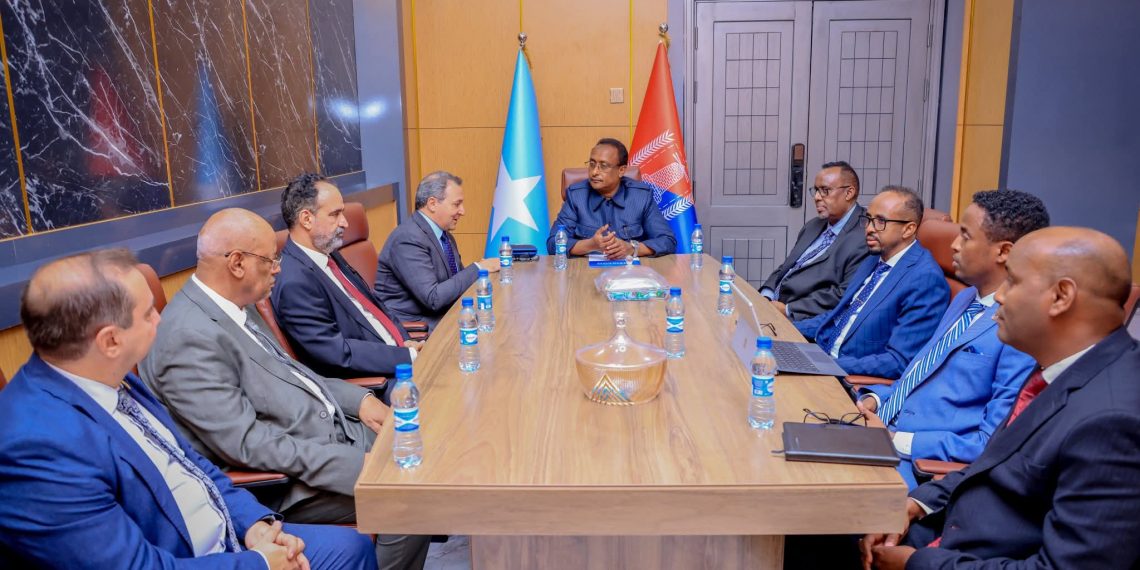 رئيس إدارة إقليم بنادر وعمدة بلدية مقديشو يستقبل وفداً من جامعة الدول العربية