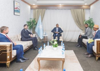 رئيس الوزراء الصومالي يبحث مع السفير التركي خطط تطوير مطار آدم عدي الدولي وتعزيز التعاون المشترك بين البلدين