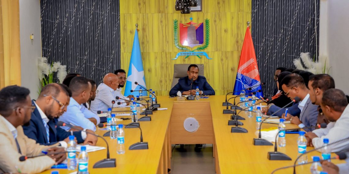 رئيس إدارة إقليم بنادر وعمدة مقديشو يترأس اجتماعاً أمنياً لبحث سبل تعزيز استقرار العاصمة
