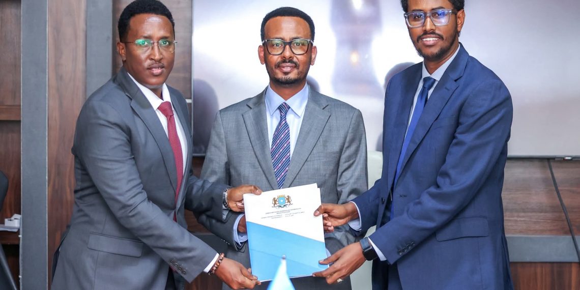 المدير الجديد لإدارة الإعلام والعلاقات العامة في القصر الرئاسي الصومالي يتسلم مهامه رسمياً