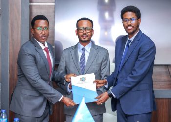 المدير الجديد لإدارة الإعلام والعلاقات العامة في القصر الرئاسي الصومالي يتسلم مهامه رسمياً