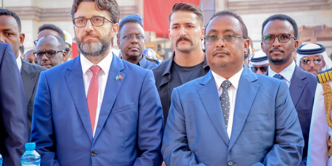 رئيس إدارة إقليم بنادر،وعمدة بلدية مقديشو يشارك في احتفالات الذكرى الـ102 لتأسيس الجمهورية التركية