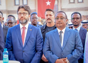 رئيس إدارة إقليم بنادر،وعمدة بلدية مقديشو يشارك في احتفالات الذكرى الـ102 لتأسيس الجمهورية التركية