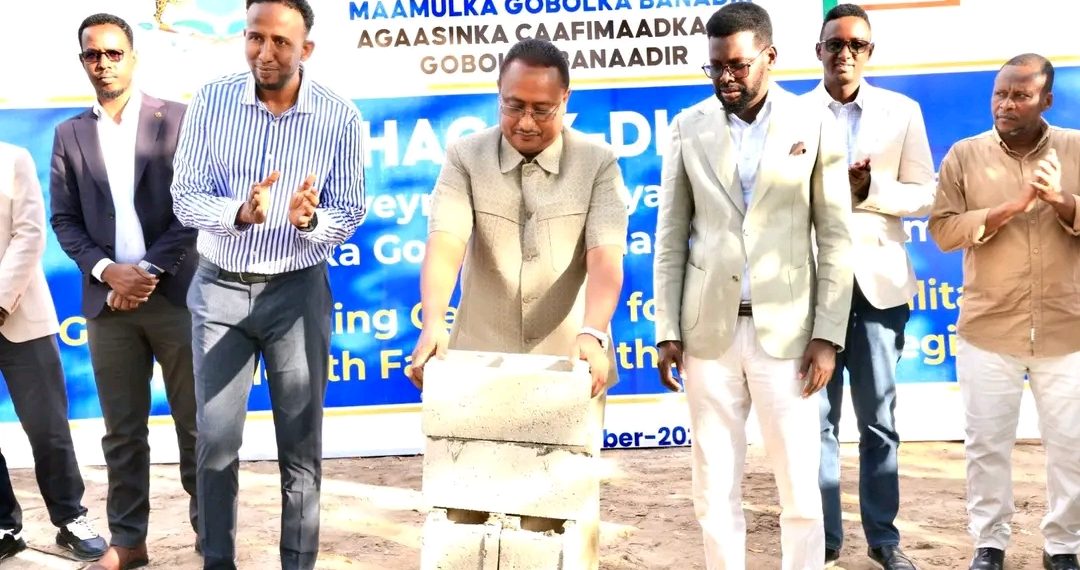 رئيس إدارة إقليم بنادر وعمدة بلدية مقديشو يضع حجر الأساس لبناء مستشفيات ومراكز صحية مجانية لخدمة سكان العاصمة