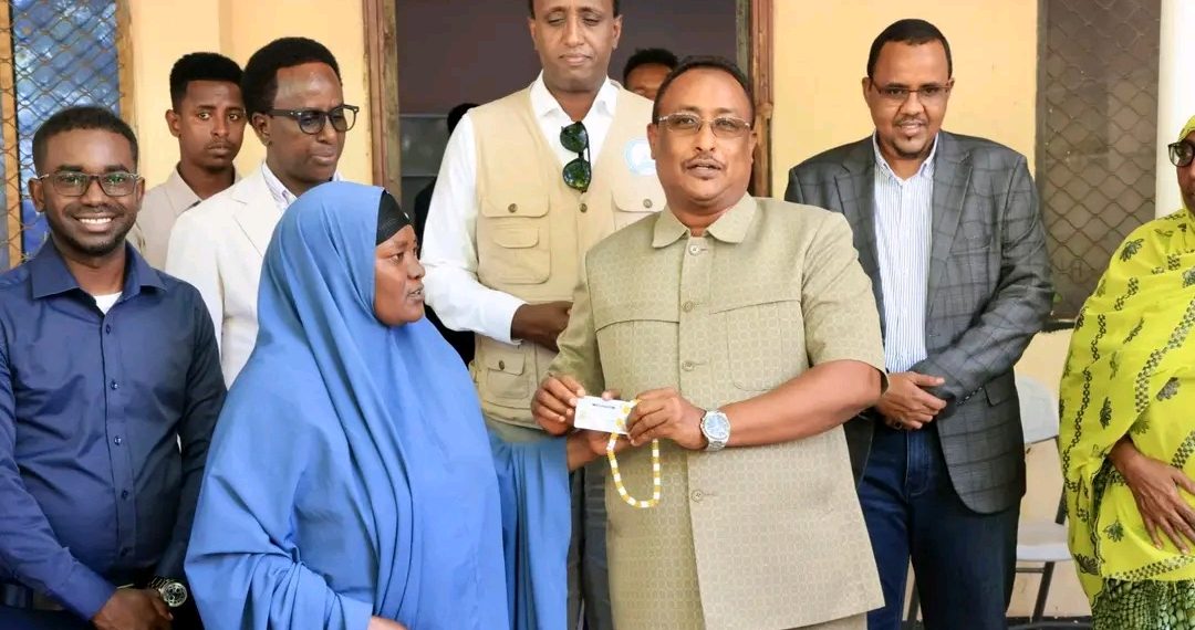 رئيس بلدية مقديشو العاصمة يشارك في تدشين عملية توزيع بطاقات الناخبين في مديرية بونطيري