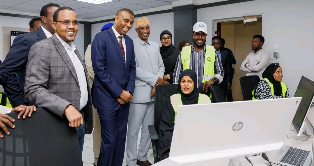 رئيس الوزراء الصومالي يتفقد انطلاق عملية توزيع بطاقات الاقتراع في مقر اللجنة الوطنية للانتخابات