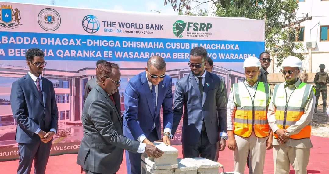 رئيس الوزراء الصومالي يضع حجر الأساس لمعهد البحوث الزراعية،ويؤكد عزم الحكومة على تحقيق الاكتفاء الذاتي الغذائي في الصومال