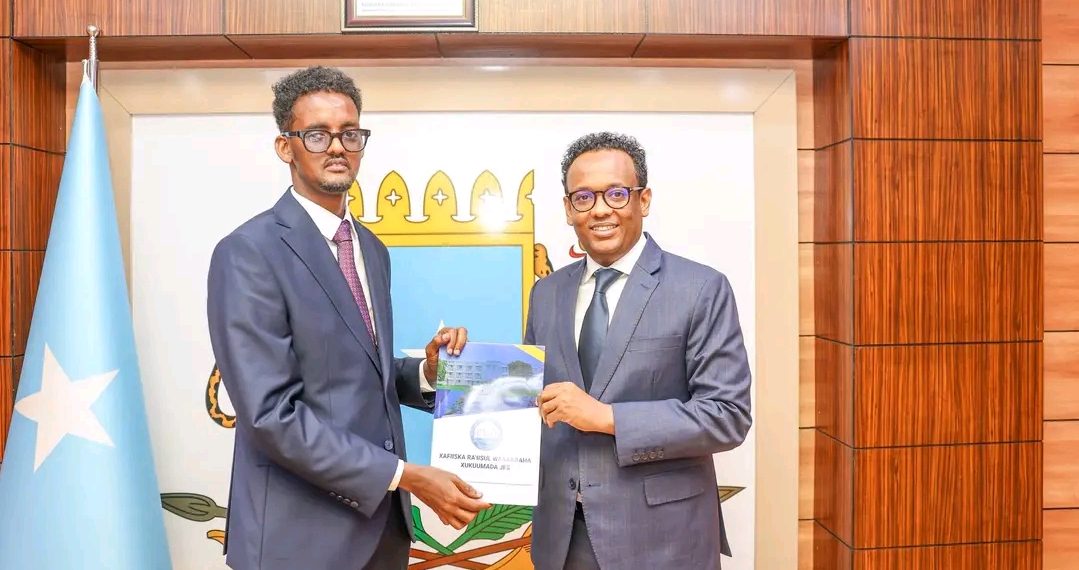 الأمين العام الدائم لمكتب رئيس الوزراء الصومالي يشرف على مراسم تسليم وتسلم مدير الإعلام، والمناطق الرسمي باسم الحكومة الصومالية الفيدرالية