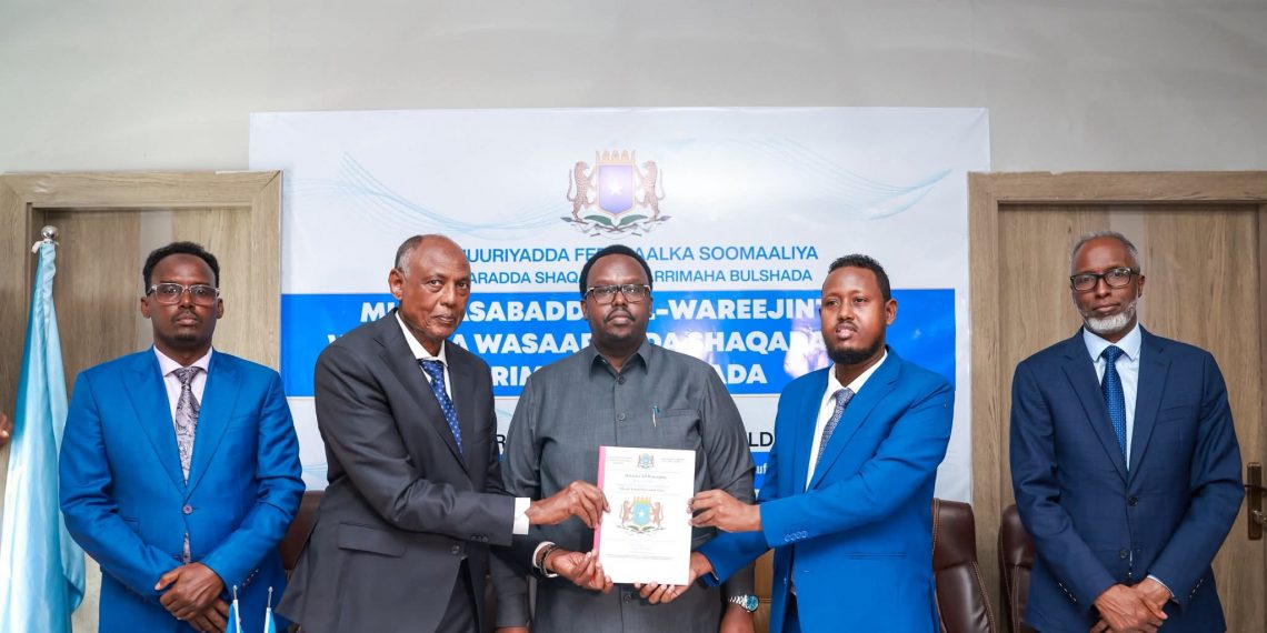 النائب الأول لرئيس الوزراء يشرف على مراسم تسليم وتسلم وزارة العمل والشؤون الاجتماعية