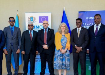 وزير الدفاع الصومالي يشارك في مراسم تسليم معدات تقنية حديثة لتعزيز كفاءة الوزارات الدفاع، والأمن والعدالة