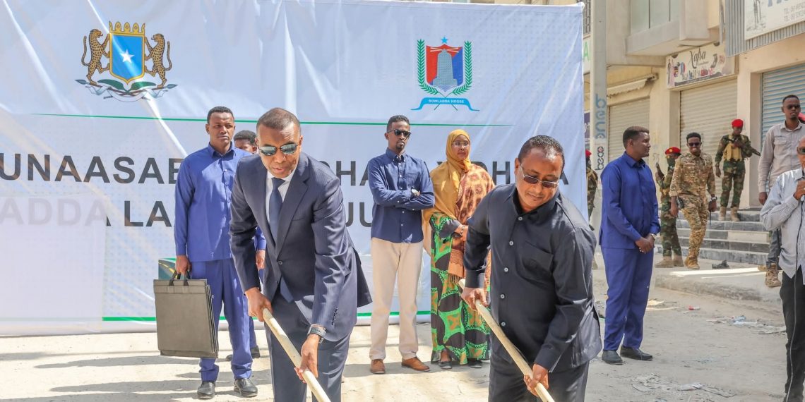 رئيس الوزراء الصومالي حمزة عبدي بري يضع حجر الأساس لطريق جديد في مديرية ودجر بالعاصمة مقديشو