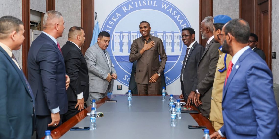 رئيس الوزراء الصومالي حمزة عبدي بري يبحث مع وفد عراقي تعزيز التعاون الأمني والاقتصادي بين الصومال والعراق