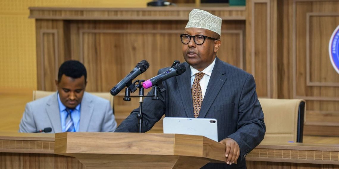 وزير الدفاع الصومالي يقدم أمام مجلس الشيوخ تقريرًا عن إنجازات الجيش في مكافحة الإرهاب وتحقيق الأمن الوطني