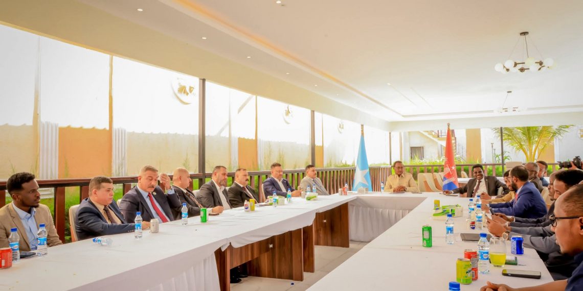 رئيس إدارة إقليم بنادر وعمدة بلدية مقديشو يقيم مأدبة غداء تكريمية لوفد رفيع المستوى من جمهورية العراق الشقيقة