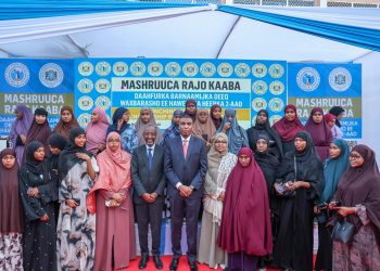 رئيس الوزراء الصومالي حمزة عبدي بري يدشّن مشروع “رَجَو كَاب” الوطني لدعم تعليم، وتمكين الفتيات الصوماليات