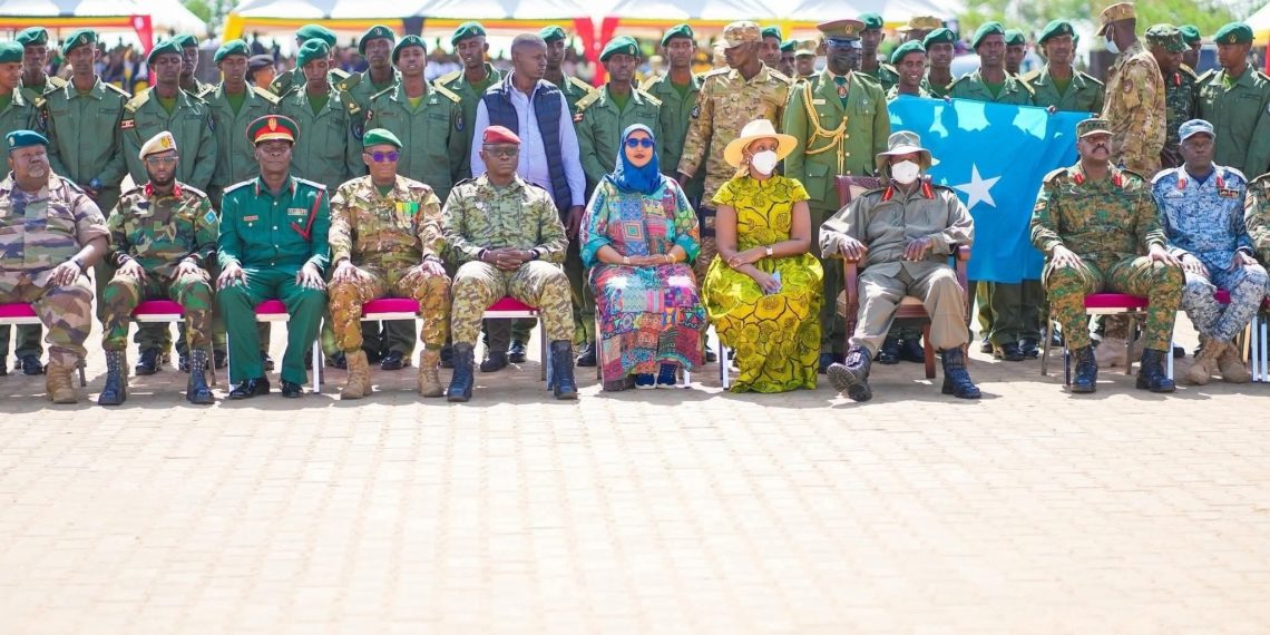 تخريج 498 ضابطًا في أوغندا بينهم 48 ضابطًا من الجيش الوطني الصومالي