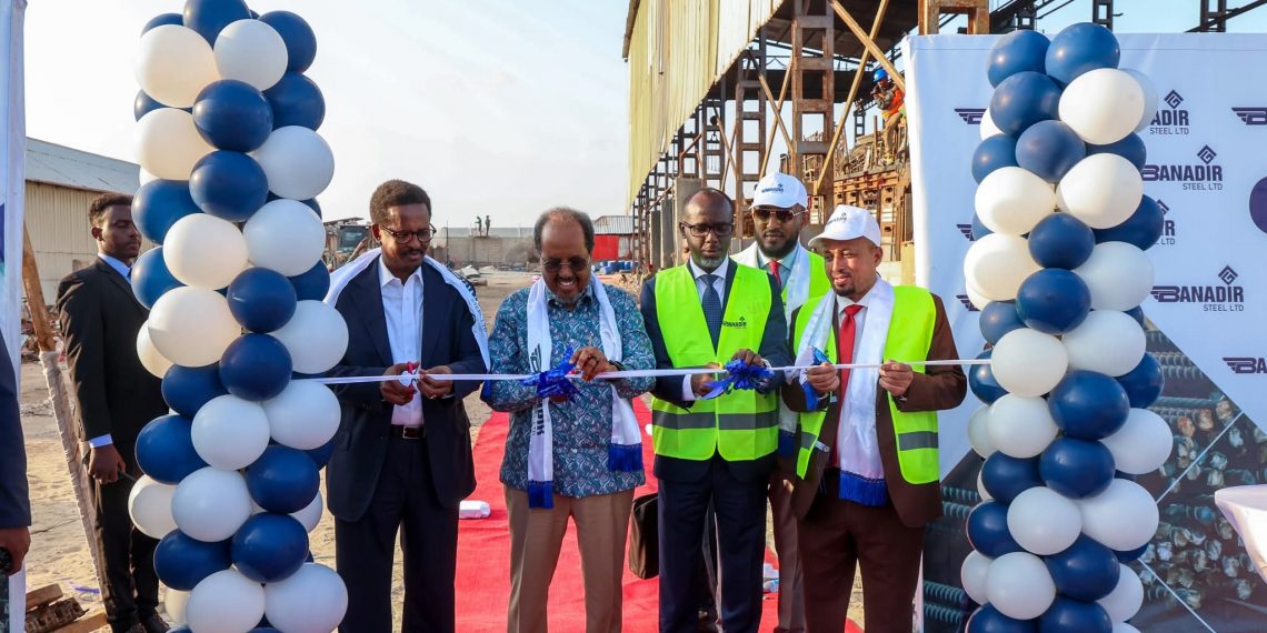 الرئيس حسن شيخ محمود يفتتح مصنعاً وطنياً لإنتاج الحديد المصلب في مقديشو