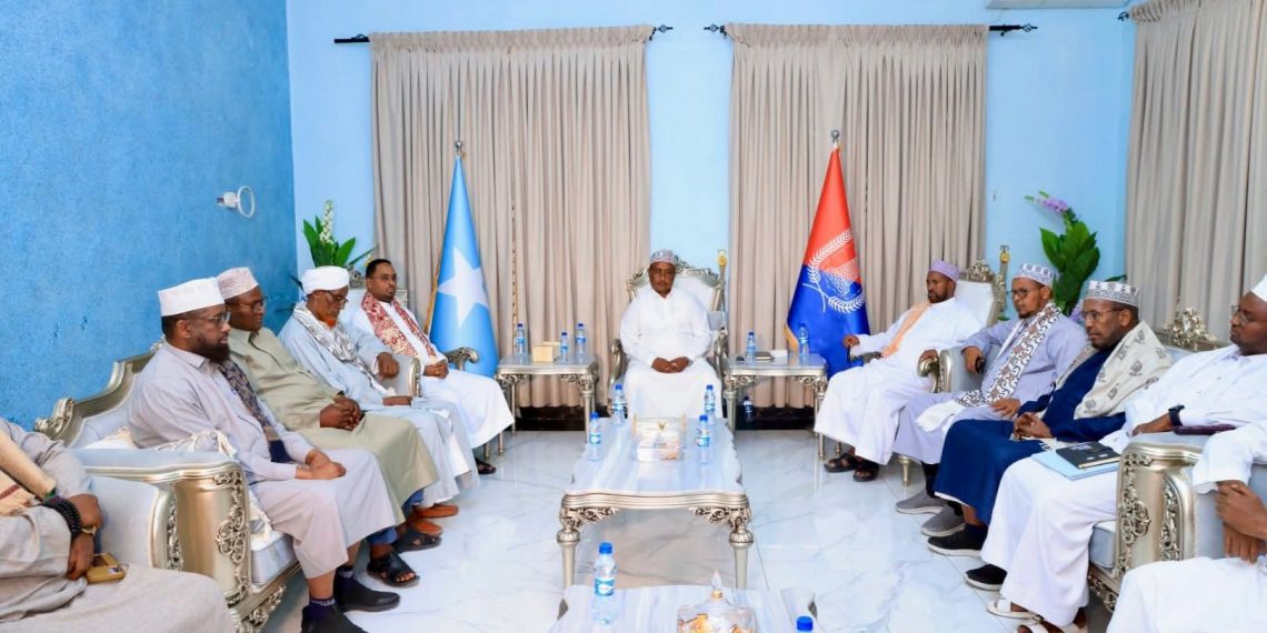رئيس إدارة إقليم بنادر يعقد اجتماعًا تشاوريًا مع علماء الصومال