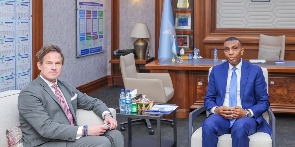 رئيس الوزراء الصومالي يستقبل سفير مملكة السويد لدى الصومال