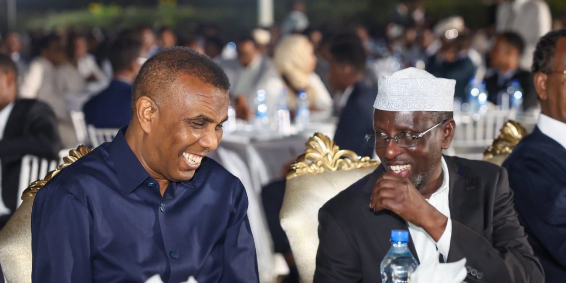 رئيس الوزراء الصومالي يؤكد أثناء زيارته الى مدينةطوسمريب التزام الحكومة بتعزيز الوحدة الوطنية وبناء الدولة الصومالية