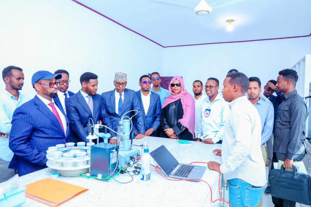 الصومال – وزير وزارة الطاقة والموارد المائية الصومالية يتفقد المرافق الصحية والتعليمية التي تم تزويدها بالكهرباء المجانية في مدينة دوسماريب