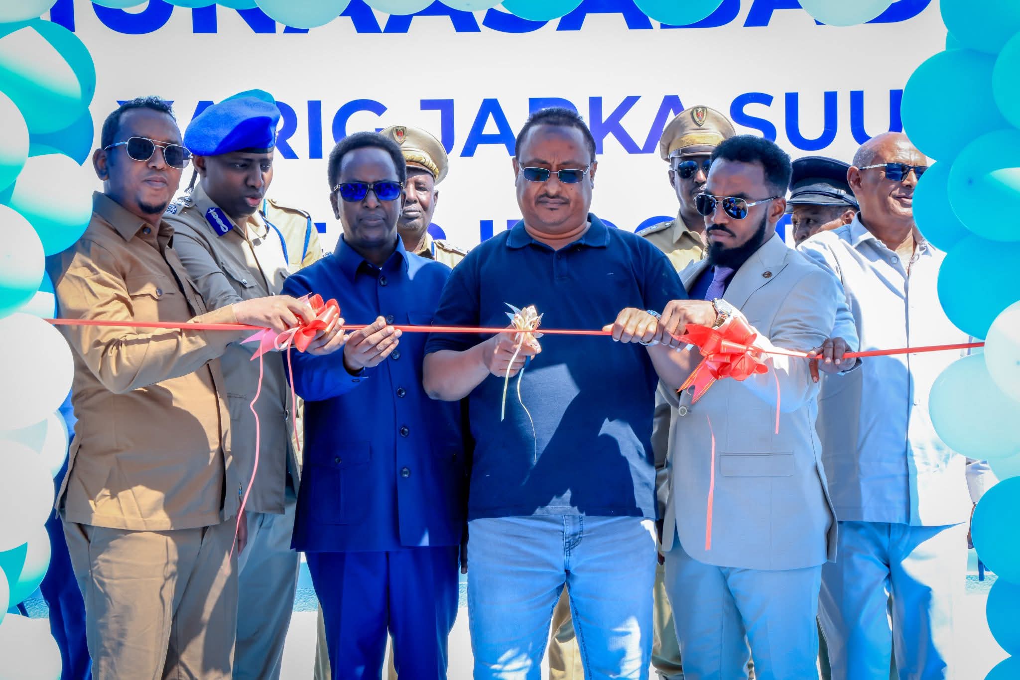 الصومال – عمدة بلدية مقديشو يفتتح سوقاً عصرياً جديداً عند تقاطع “عفر أردود” بمنطقة حمرويني بمقديشو