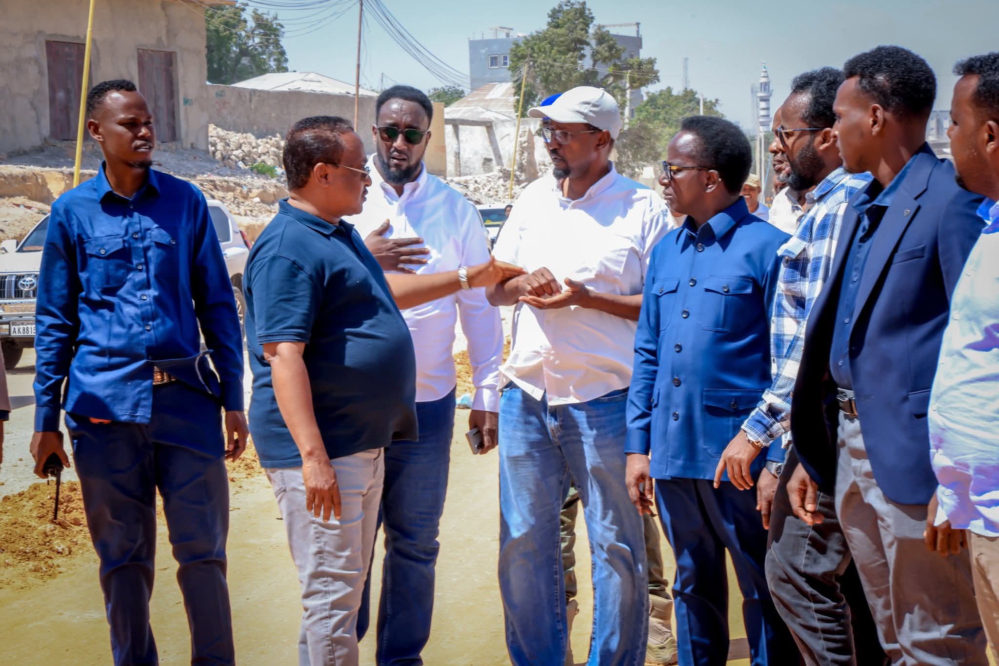 الصومال – رئيس إدارة منطقة بنادير يتفقد تقاطع الفاغة ومحطة صرف طريق الجمهورية في إطار متابعة مشاريع البنية التحتية