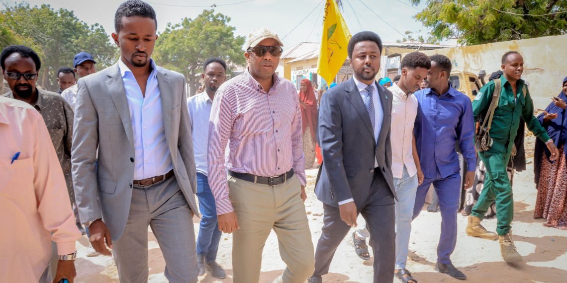 القائم بأعمال رئيس إقليم بنادر يضع حجر الأساس لخمسة طرق حديثة في مديرية ياقشيد