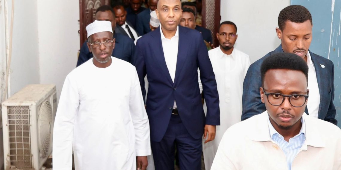 رئيس الوزراء الصومالي يزور الرئيس السابق شريف شيخ أحمد قبيل انطلاق الحوار السياسي مقديشو